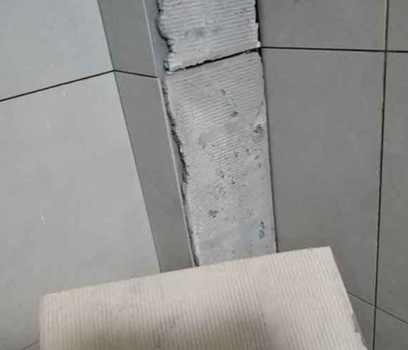 湖北瓷砖空鼓维修公司分享下厨房瓷砖脱落的补救措施。